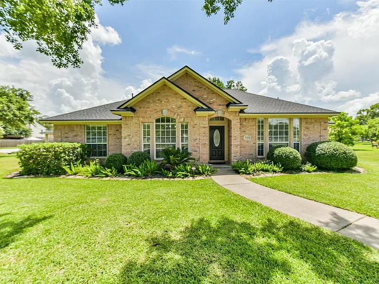 2401 Woody Rd — Photo 1