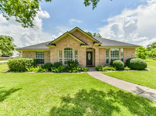 2401 Woody Rd, Pearland, TX 77581