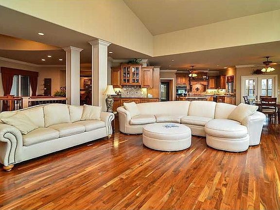3rd image of 8 Banchory Ln