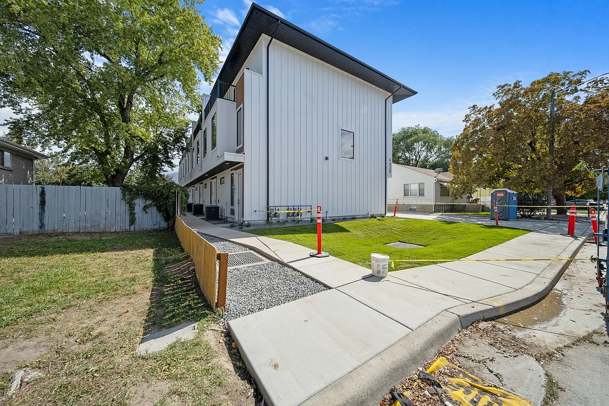 4429 S Fairbourne Ave — Photo 2