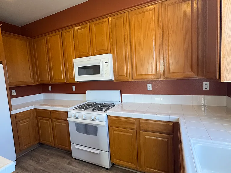 1084 Cottage Ln — Photo 16