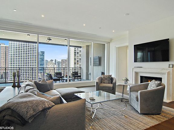 4th image of 9 W Walton St #1402