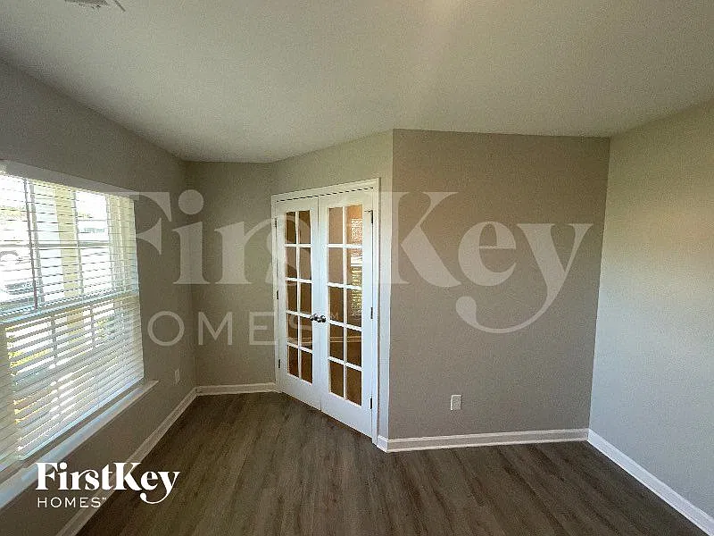 4 bed, 2.5 bath, 2636 sqft, $2,200 — Photo 3