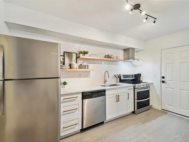 6422 S Adelia Ave — Photo 2