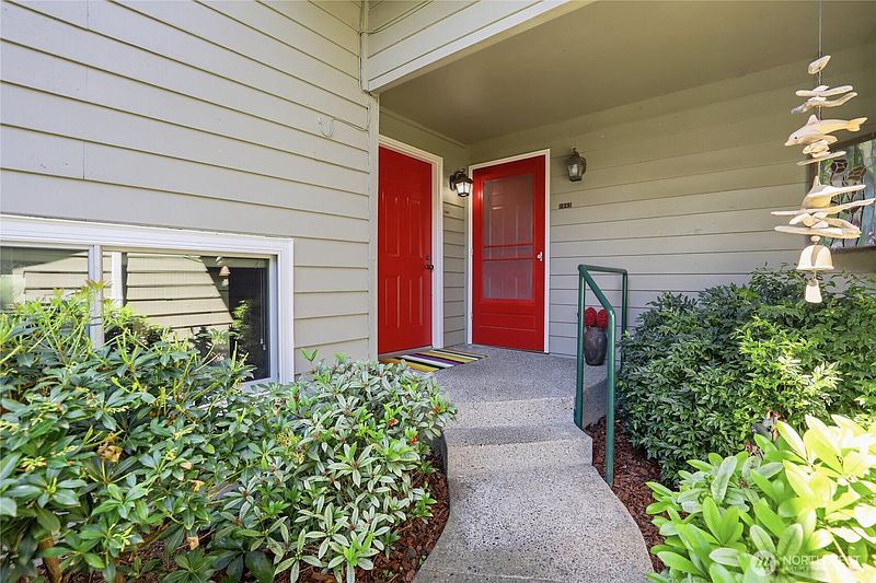 4th image of 1041 Ihland Place NE