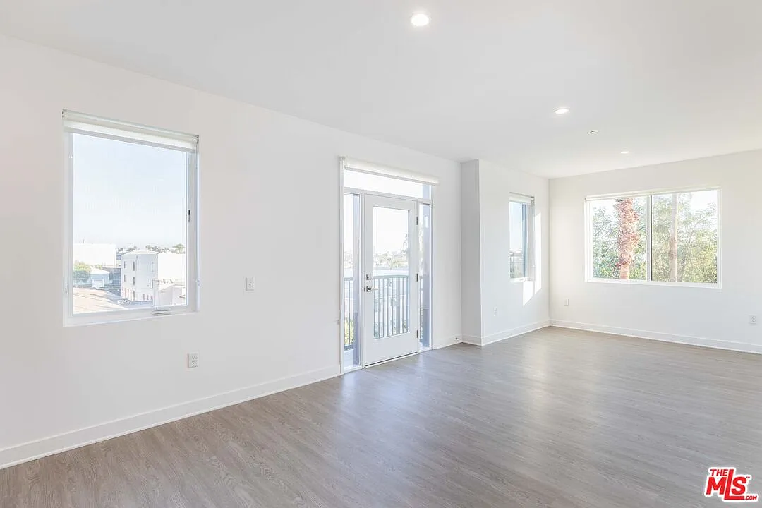 2 bed, 2.0 bath, 917 sqft, $3,495 — Photo 2