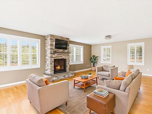 5th image of 10 Jonathan Ln