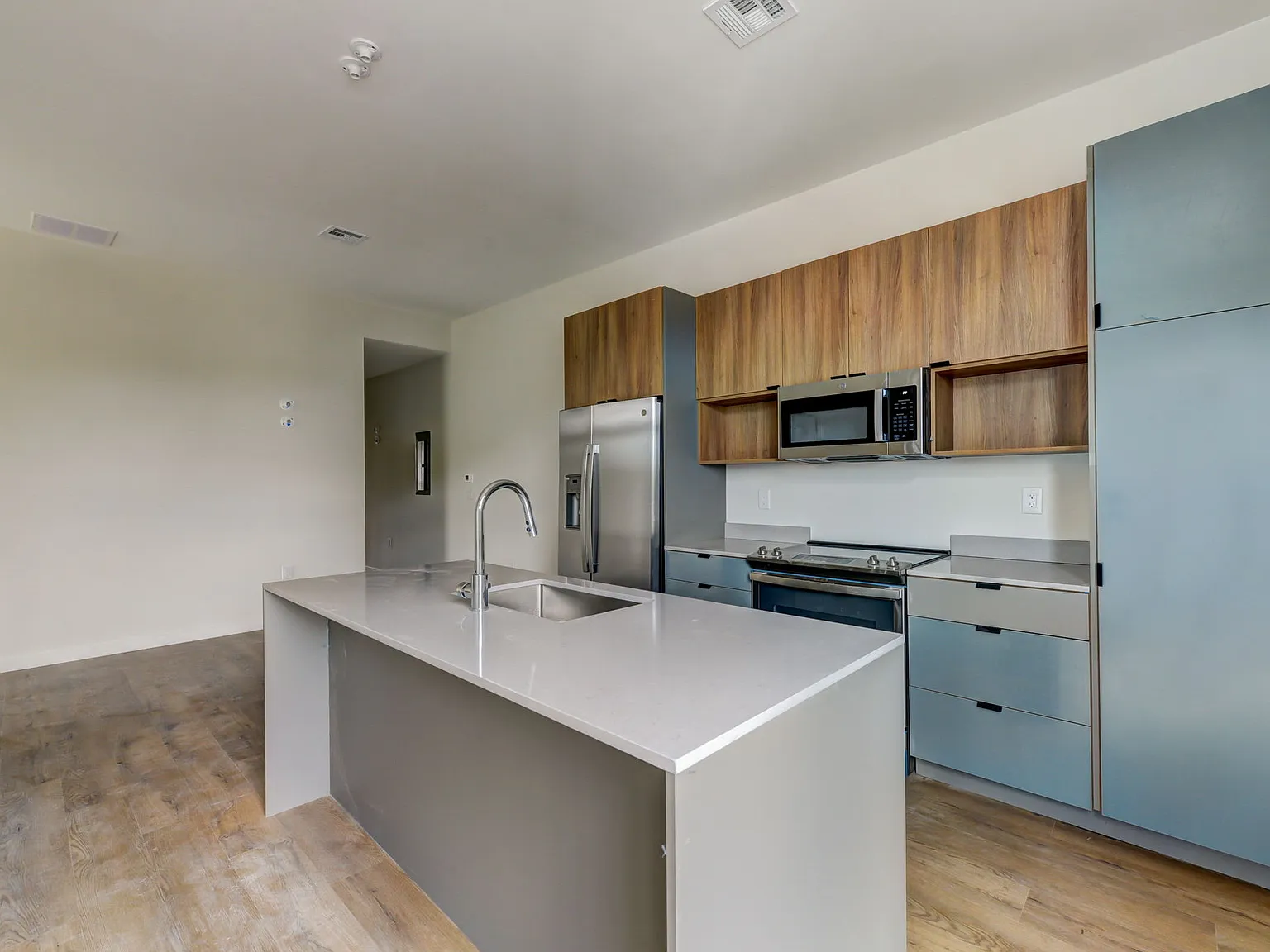 3 bed, 1040 sqft, $1,950 — Photo 2