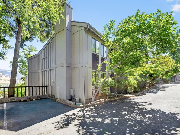 333 Ravenwood Pl, Ashland, OR 97520