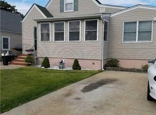 18 Deauville Pkwy, Lindenhurst, NY 11757