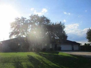 1450 Horseshoe Ct, Angleton, TX 77515