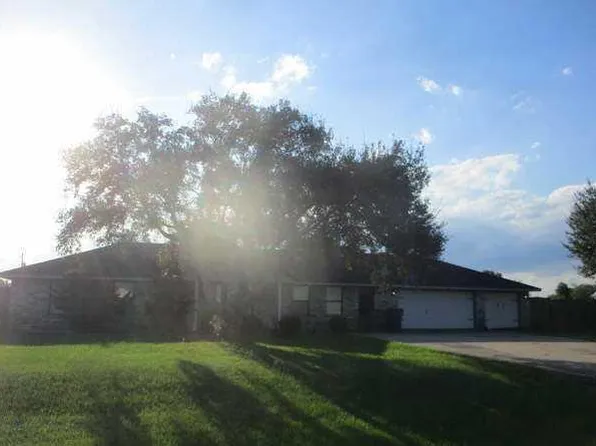 1450 Horseshoe Ct, Angleton, TX 77515