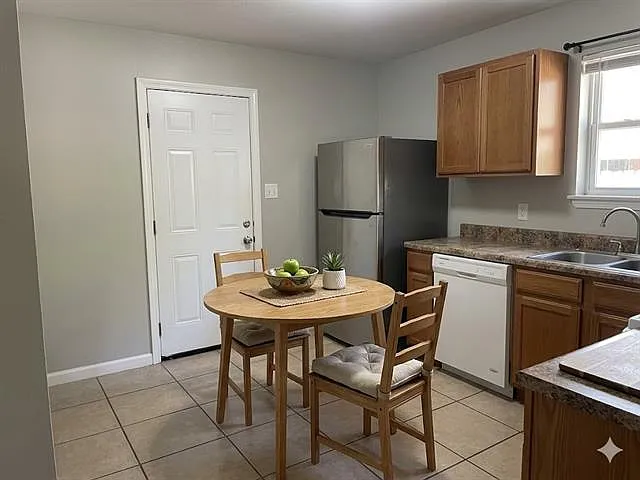 2 bed, 1.0 bath, 650 sqft, $1,150 — Photo 3