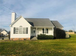 901 Leach Ave, Thomasville, NC 27360