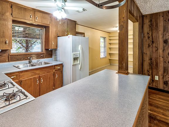 4th image of 2116 Briar Ln