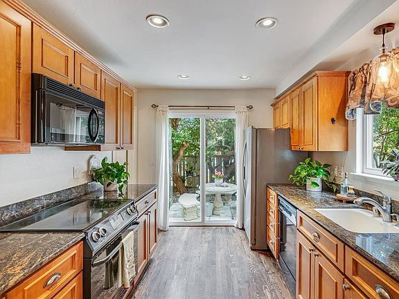 2nd image of 109 Vineyard Ct