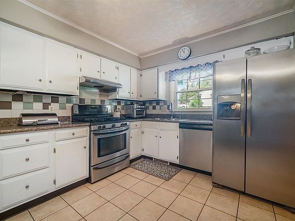 4th image of 1084 Westfield Dr