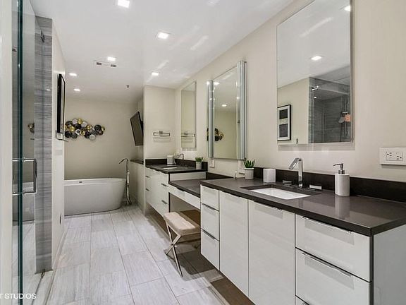 4th image of 411 W Ontario St APT 617