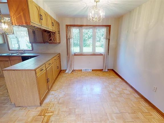 5th image of 130 Carol Ln