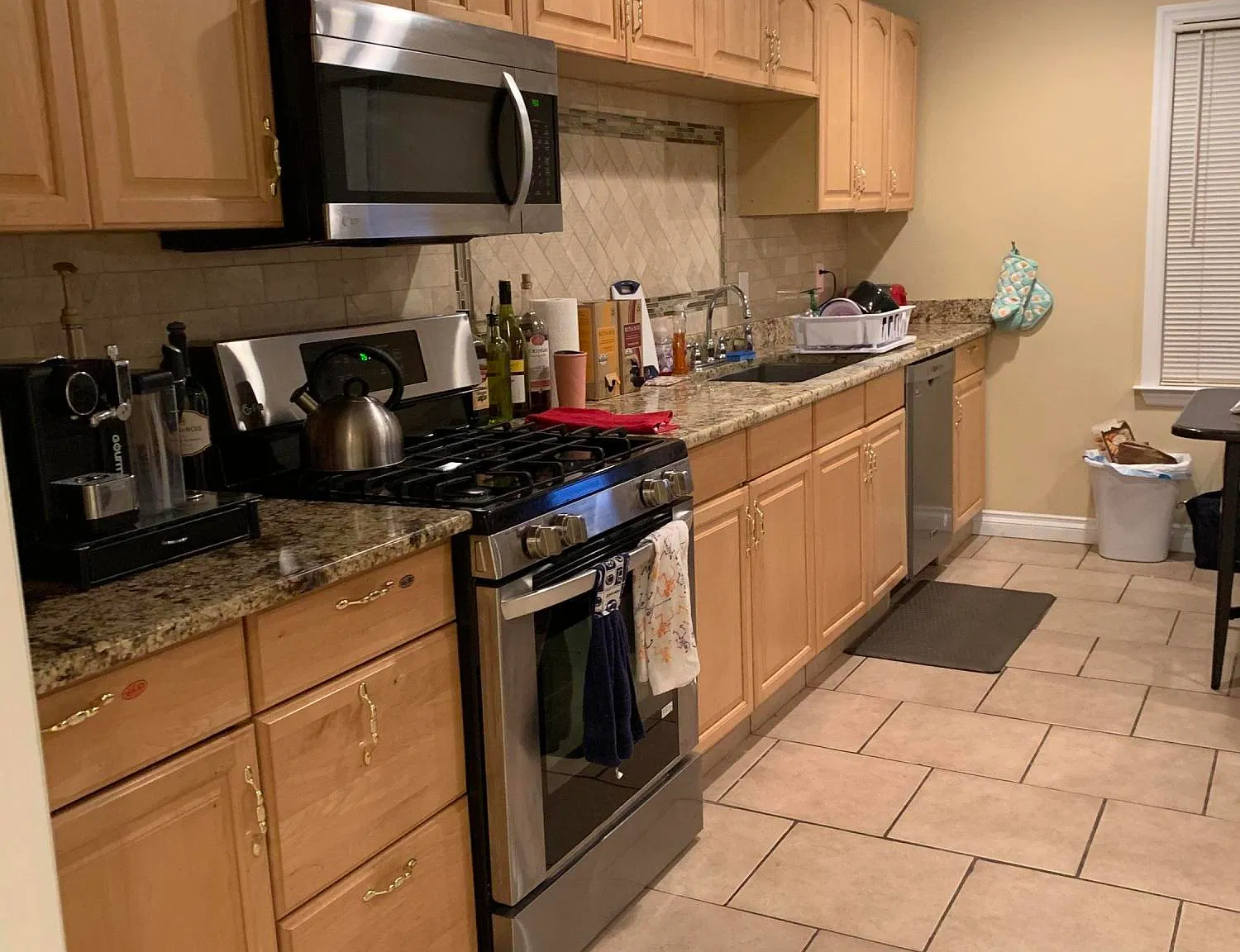 6 bed, 2418 sqft, $4,350 — Photo 2