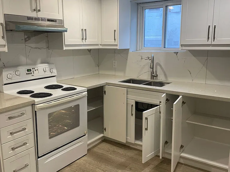 68 Elnathan Cres #BASEMENT — Photo 2