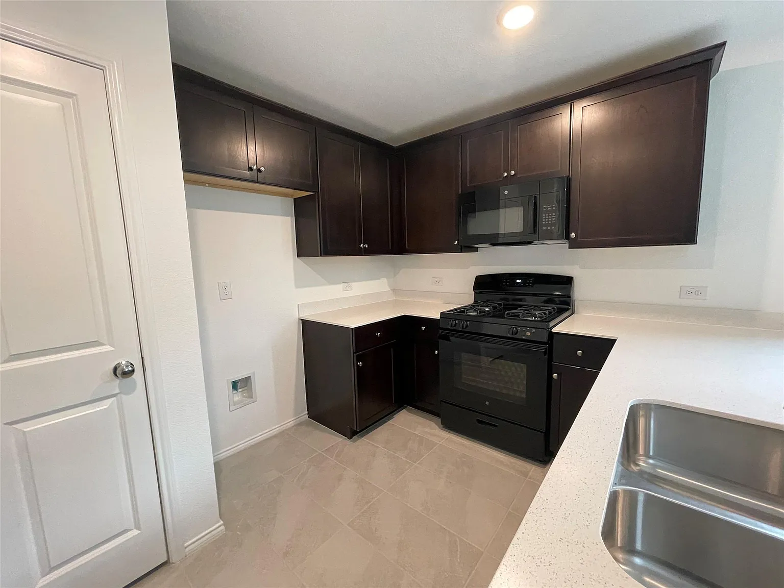 3 bed, 1325 sqft, $2,299 — Photo 3