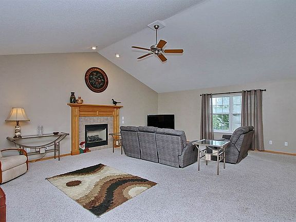 4th image of 1365 Deerfield Dr