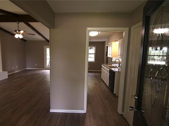 3rd image of 709 Live Oak Ct