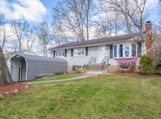 16 Glacier Dr, Morris Plains, NJ 07950