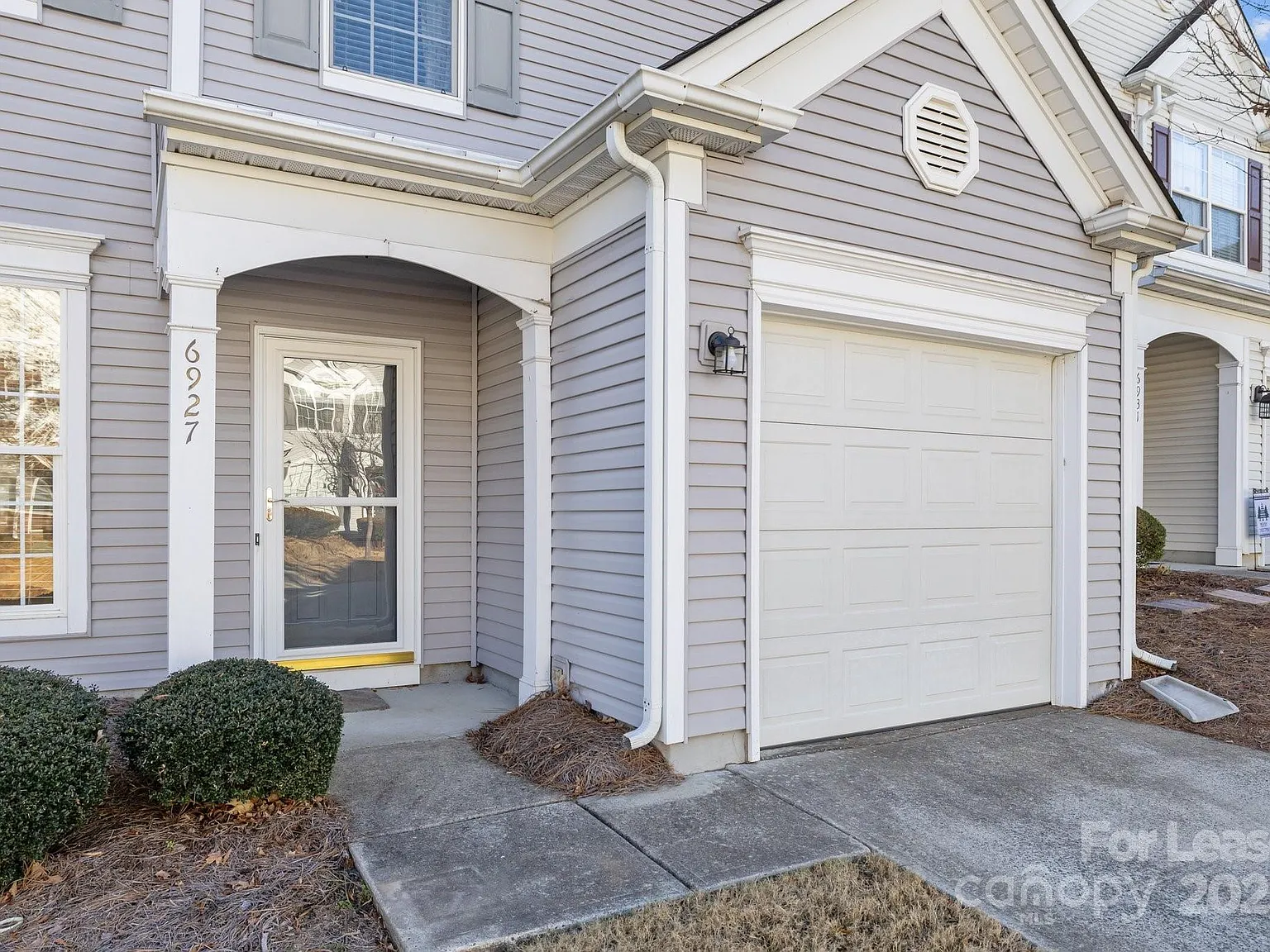 3 bed, 2.5 bath, 1660 sqft, $2,100 — Photo 2
