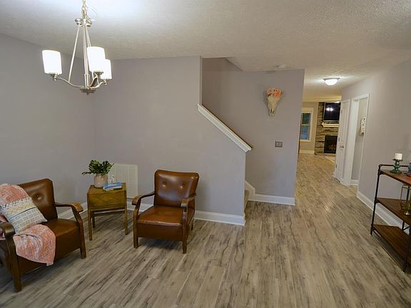 4th image of 923 Talon Hills Dr