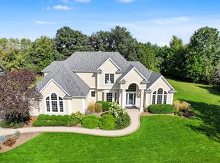261 Steeple Pointe Cir, Delafield, WI 53018