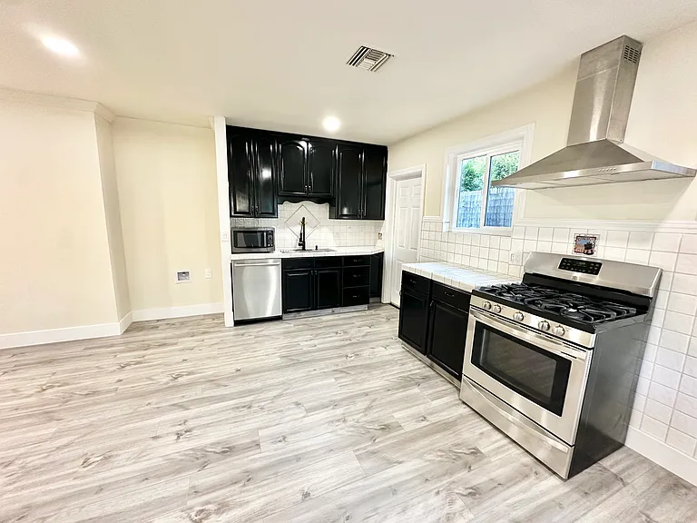 1103 N Maple St — Photo 8