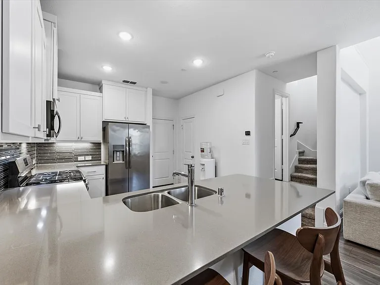 901 Utica Dr — Photo 4
