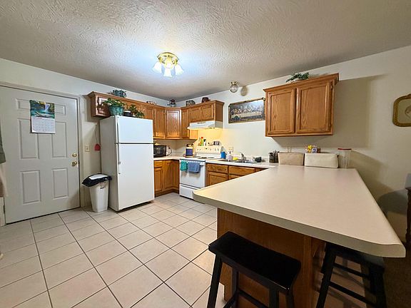 3rd image of 425 & 427 W Bradford Street