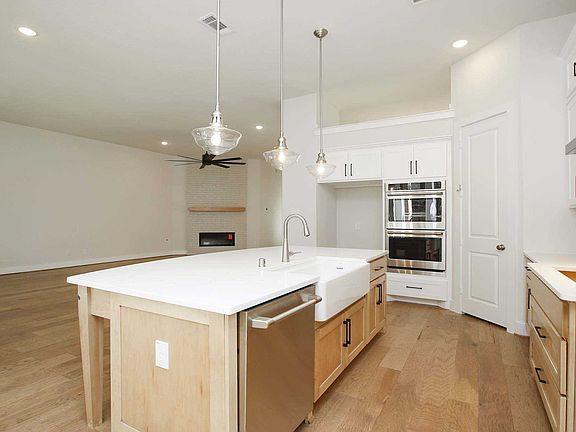 5th image of 127 Everest Dr