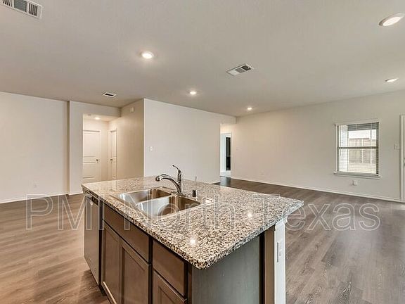 5th image of 3922 Dickinson Ave