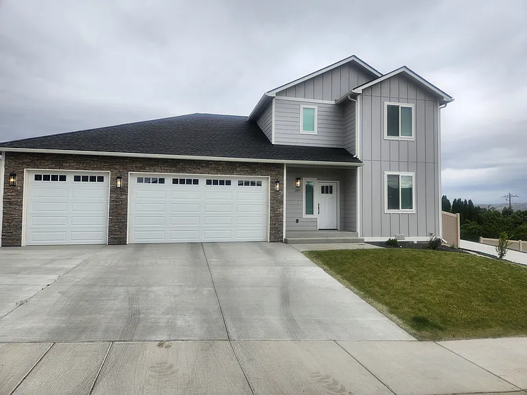 209 Rainier Dr — Photo 1