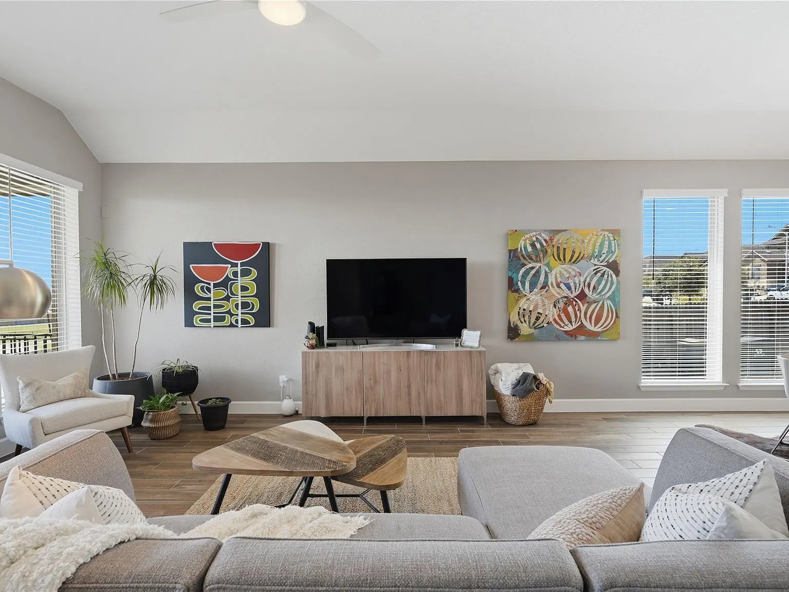 3 bed, 2.0 bath, 1956 sqft, $2,700 — Photo 4