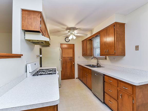 2nd image of 535 Illini Dr