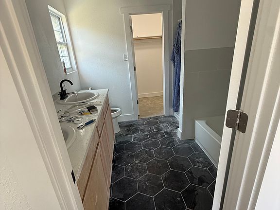 5th image of 810 Erie Dr