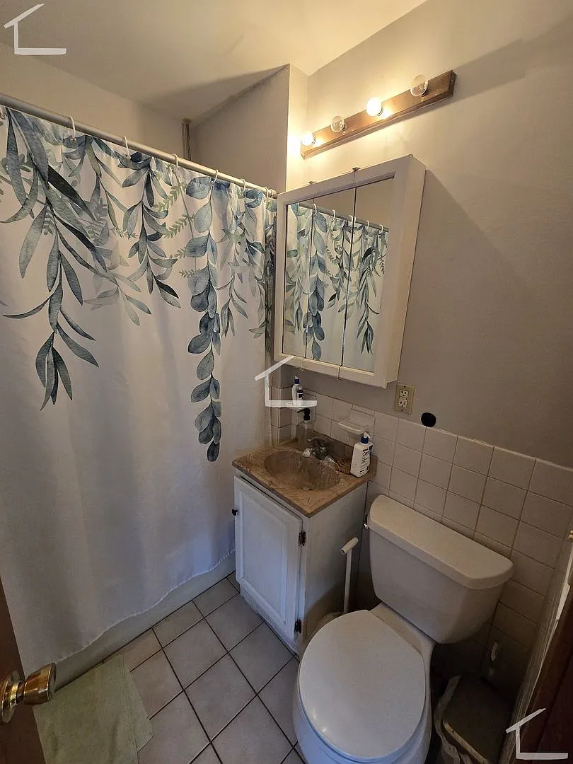 Nicely located 1 bed in Watertown available now! — Photo 3
