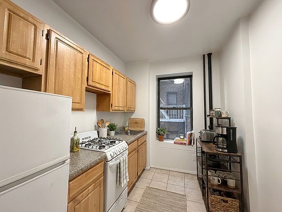 2nd image of 153 E 18th St APT 11