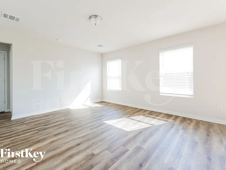 2104 Cedar Bend Dr — Photo 2