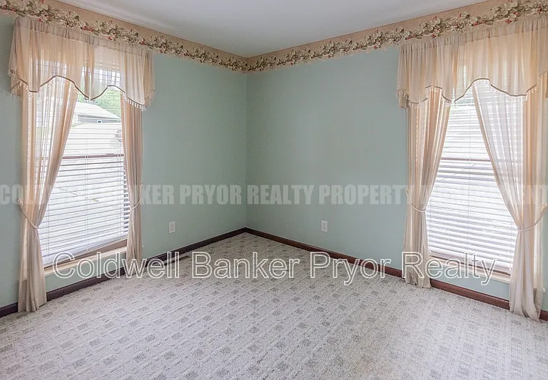 165 Lakeshore Ct — Photo 26