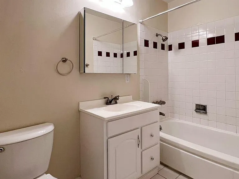 Vernon Apartments — Photo 4