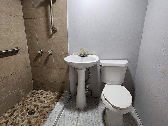5th image of 301 Soria Dr