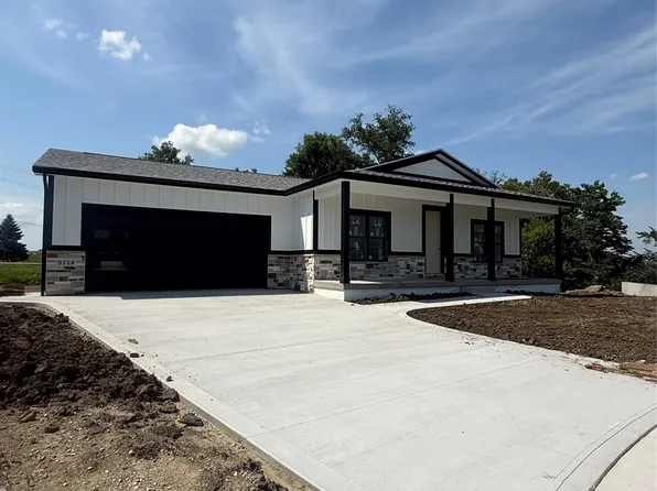 3124 Woodbury Cir, Des Moines, IA 50317