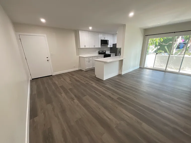 7730 Lexington Ave #102 — Photo 16