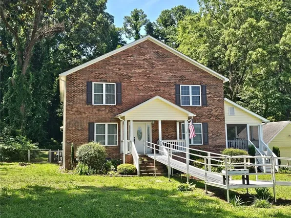 711 E Sunrise Ave, Thomasville, NC 27360